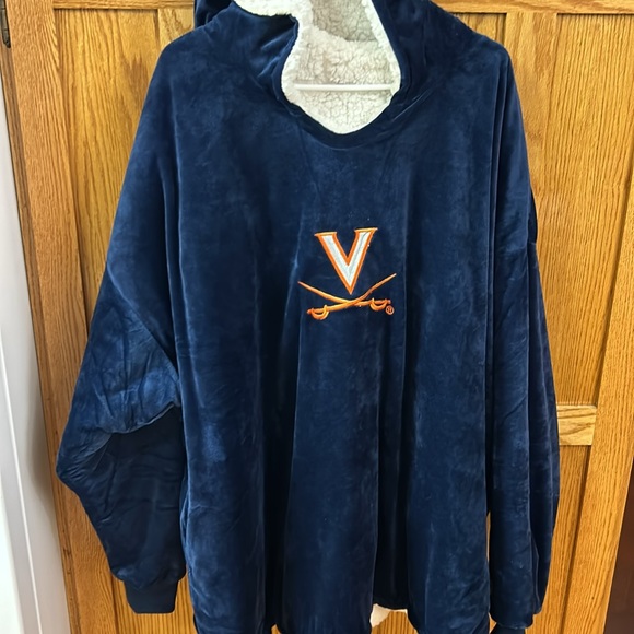 One size University of Virginia blue snuggly/blanket with hoodie and pockets - Picture 4 of 4